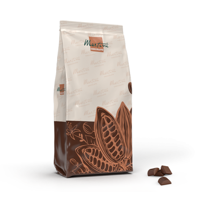 코코아 꼬투리 그림이 그려진 Martini Cioccolato 초콜릿 봉지와 옆에 놓인 초콜릿 조각들, 흰색 배경.