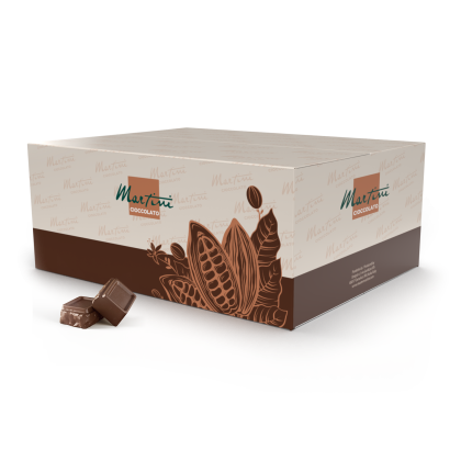 카카오 꼬투리 그래픽이 그려진 크림색과 갈색의 Martini Cioccolato 상자와 밀크 초콜릿 사각형 두 개.