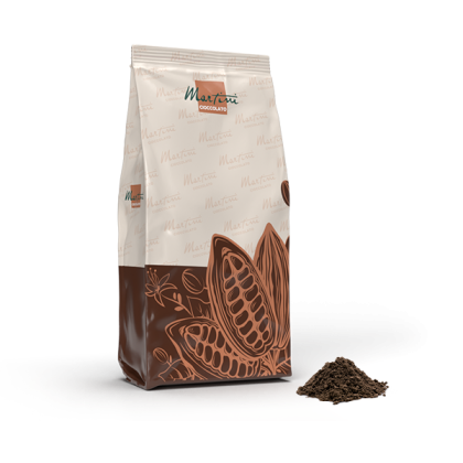 카카오 꼬투리 그림이 그려진 베이지와 브라운 색상의 Martini Cioccolato 코코아 파우더 스탠드 파우치, 옆에 소량의 코코아 파우더